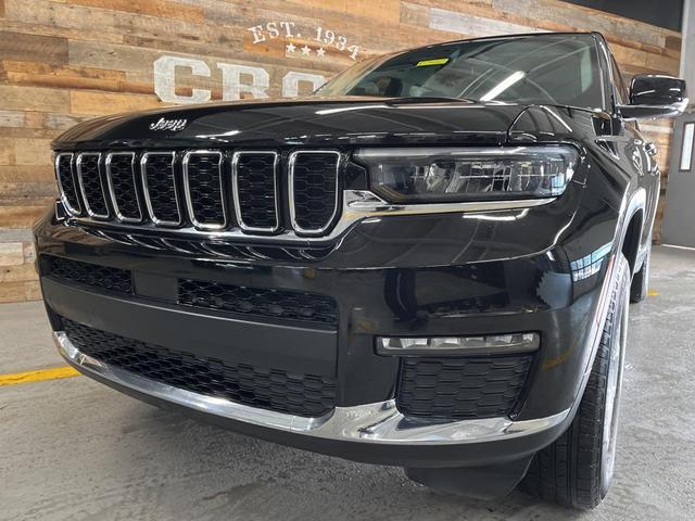Photo of 2023 Diamond Black Crystal Pearlcoat Jeep Grand Cherokee L