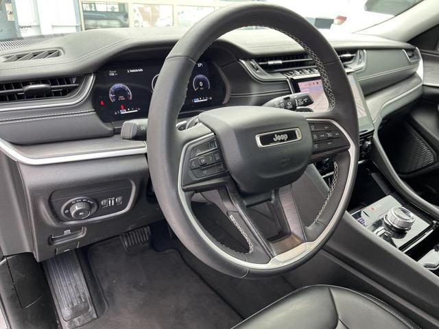 Photo of 2023 Diamond Black Crystal Pearlcoat Jeep Grand Cherokee L