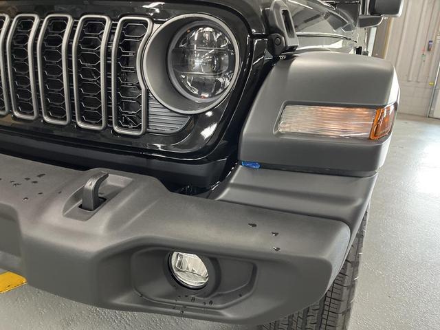 Photo of 2025 Black Clearcoat Jeep Wrangler