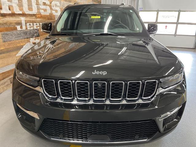 Photo of 2023 Rocky Mountain Pearlcoat Jeep Grand Cherokee