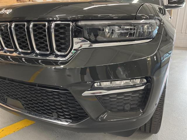 Photo of 2023 Rocky Mountain Pearlcoat Jeep Grand Cherokee