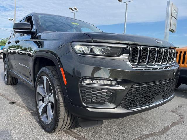 Photo of 2023 Rocky Mountain Pearlcoat Jeep Grand Cherokee