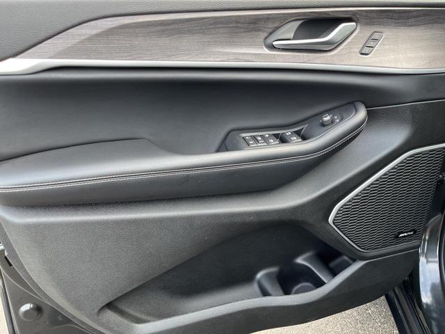 Photo of 2023 Rocky Mountain Pearlcoat Jeep Grand Cherokee