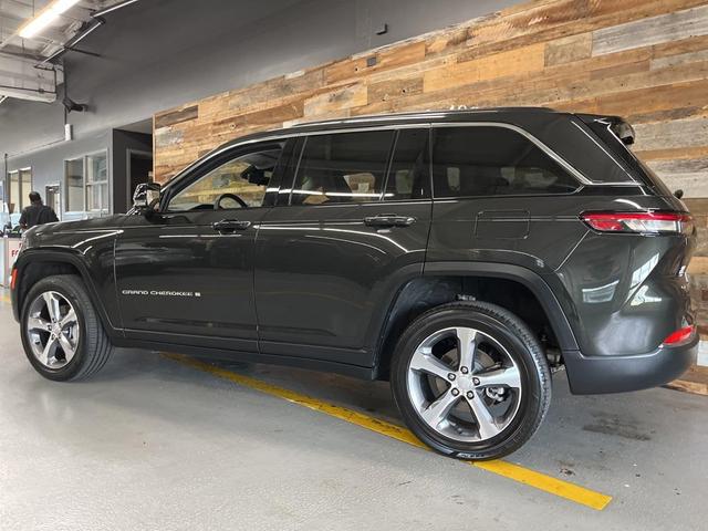 Photo of 2023 Rocky Mountain Pearlcoat Jeep Grand Cherokee