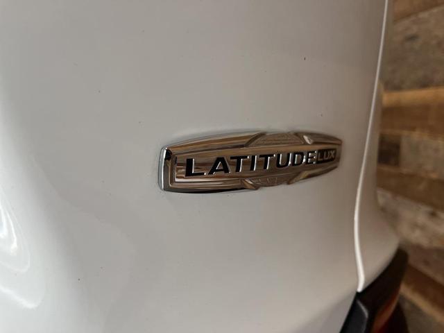 Photo of 2021 Bright White Clearcoat Jeep Cherokee