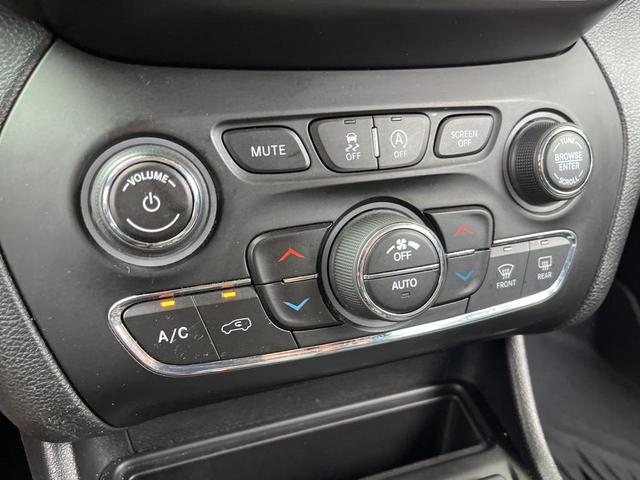 Photo of 2021 Bright White Clearcoat Jeep Cherokee