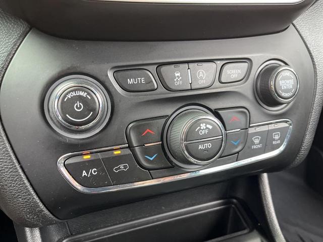 Photo of 2021 Bright White Clearcoat Jeep Cherokee