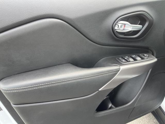 Photo of 2021 Bright White Clearcoat Jeep Cherokee