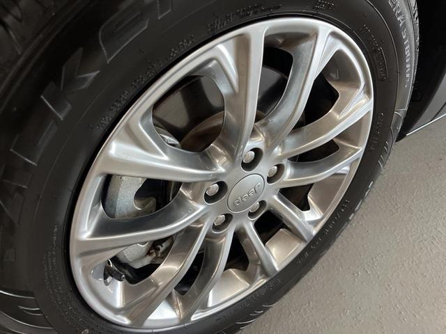 Photo of 2021 Bright White Clearcoat Jeep Cherokee