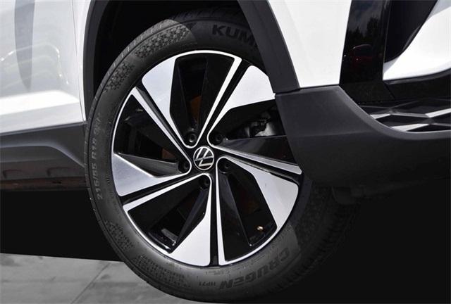 Photo of 2024 Pure White Volkswagen Taos