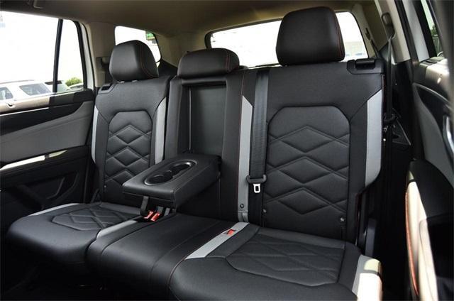 Photo of 2025 Pure White Volkswagen Atlas