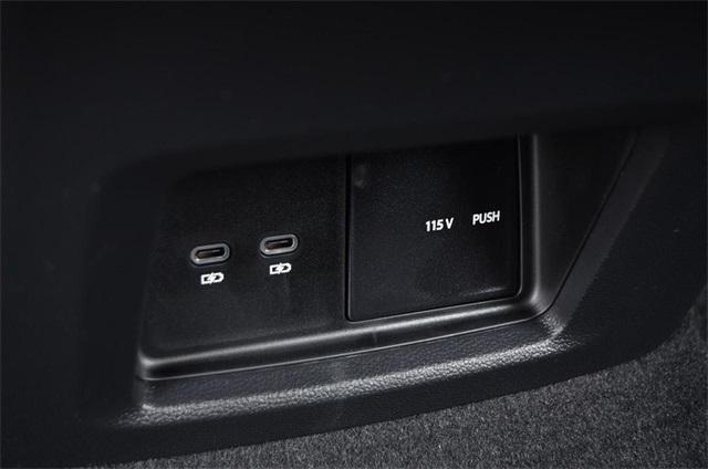 Photo of 2025 Pure White Volkswagen Atlas