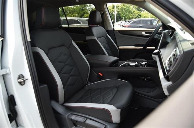 Photo of 2025 Pure White Volkswagen Atlas