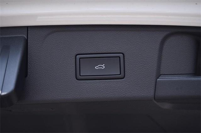 Photo of 2025 Pure White Volkswagen Atlas