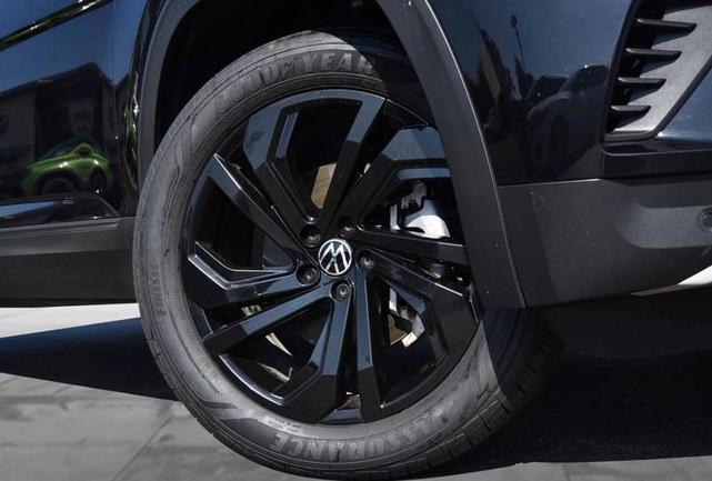 Photo of 2023 Deep Black Pearl Effect Volkswagen Atlas