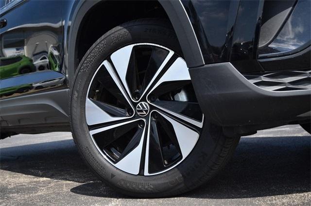 Photo of 2024 Deep Black Pearl Effect Volkswagen Taos