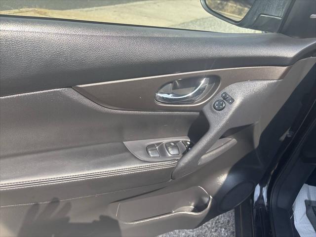 Photo of 2014 Super Black Nissan Rogue