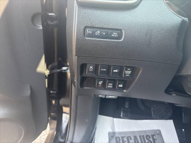 Photo of 2014 Super Black Nissan Rogue