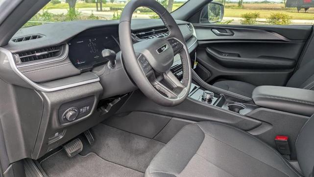 Photo of 2025 Silver Zynith Jeep Grand Cherokee L