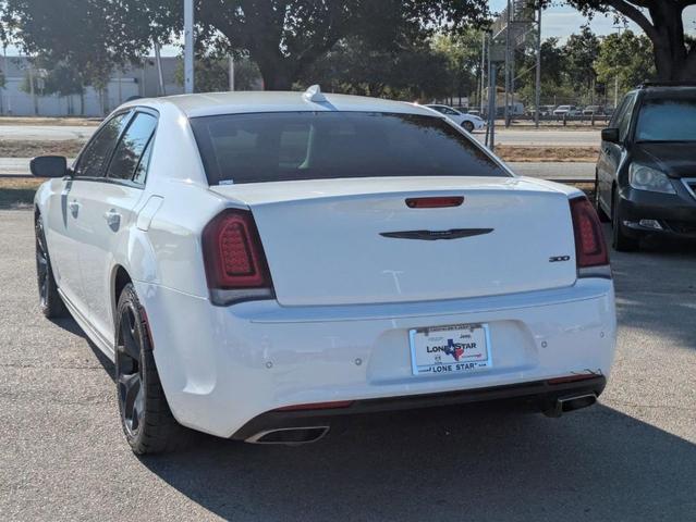 Photo of 2022 Bright White Clearcoat Chrysler 300