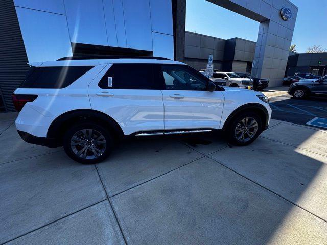 Photo of 2025 White Ford Explorer