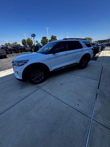 Photo of 2025 White Ford Explorer