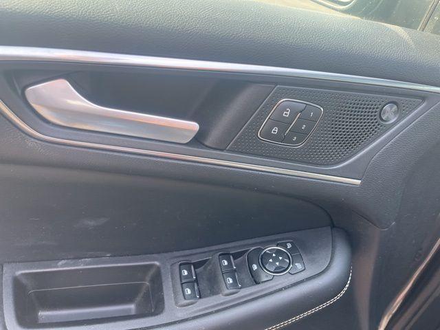 Photo of 2022 Carbonized Gray Metallic Ford Edge