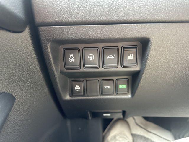 Photo of 2020 White Nissan Rogue