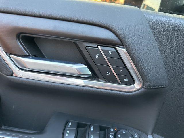 Photo of 2024 Onyx Black GMC Sierra 2500