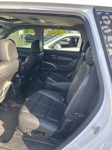 Photo of 2022 Glacial White Pearl Kia Telluride