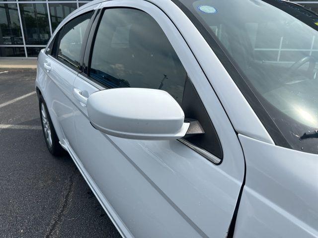 Photo of 2014 Bright White Clearcoat Chrysler 200