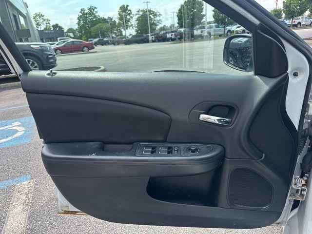 Photo of 2014 Bright White Clearcoat Chrysler 200