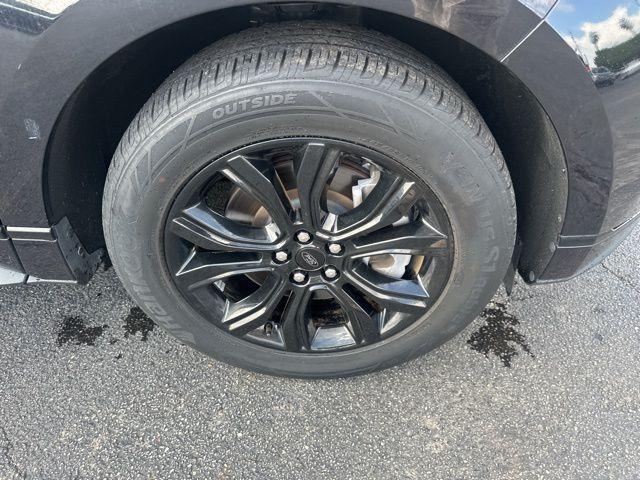 Photo of 2022 Agate Black Metallic Ford Edge