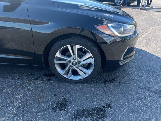 Photo of 2017 Diamond Black Hyundai ELANTRA