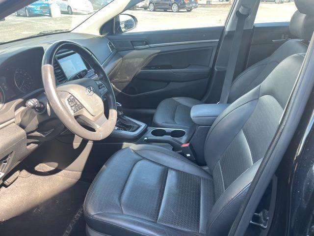 Photo of 2017 Diamond Black Hyundai ELANTRA