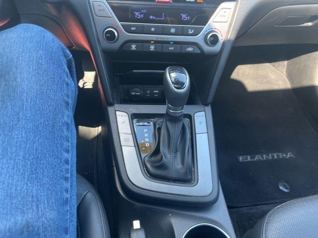 Photo of 2017 Diamond Black Hyundai ELANTRA