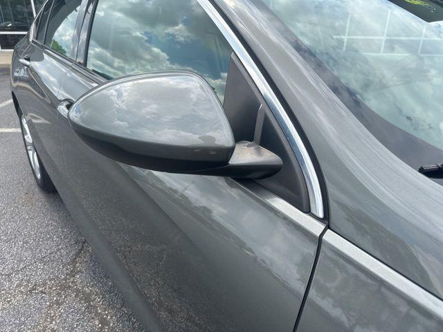 Photo of 2018 Pearl Metallic Buick Regal Sportback