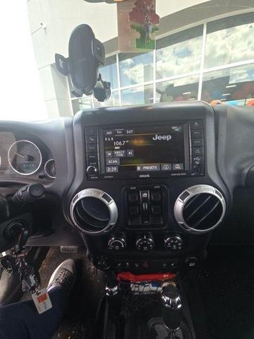 Photo of 2014 Bright White Jeep Wrangler Unlimited