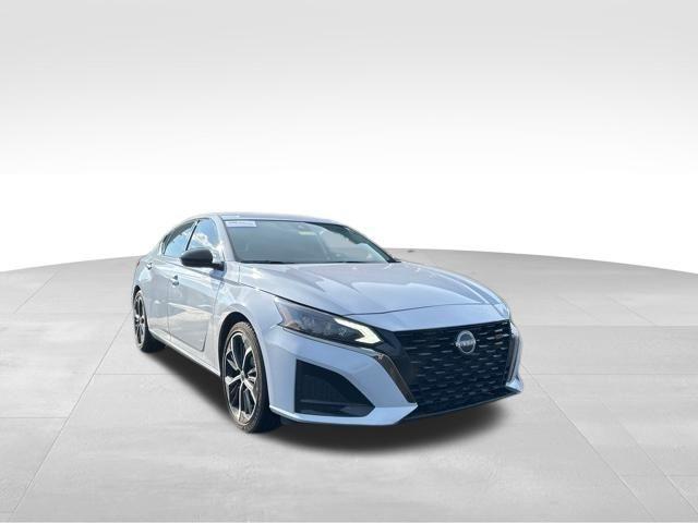 Photo of 2023 Gray Nissan Altima