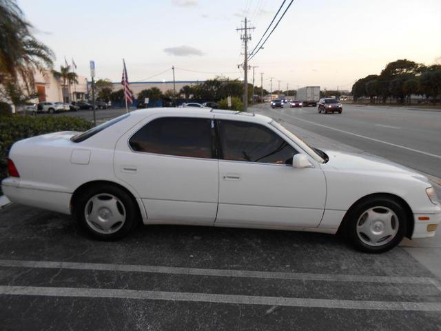 Photo of 1999 WHITE Lexus LS 400