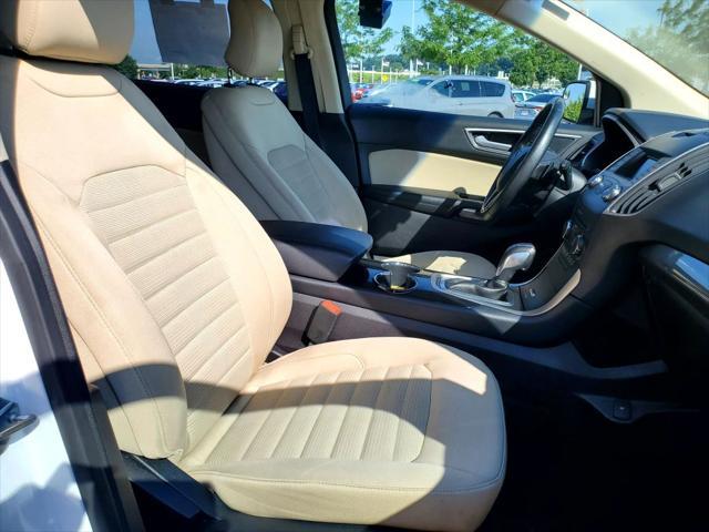 Photo of 2017 White Ford Edge