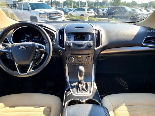 Photo of 2017 White Ford Edge