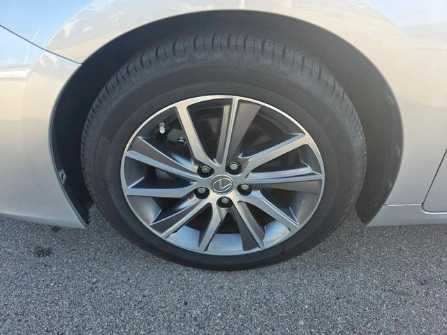 Photo of 2017 Silver Lexus ES 300h