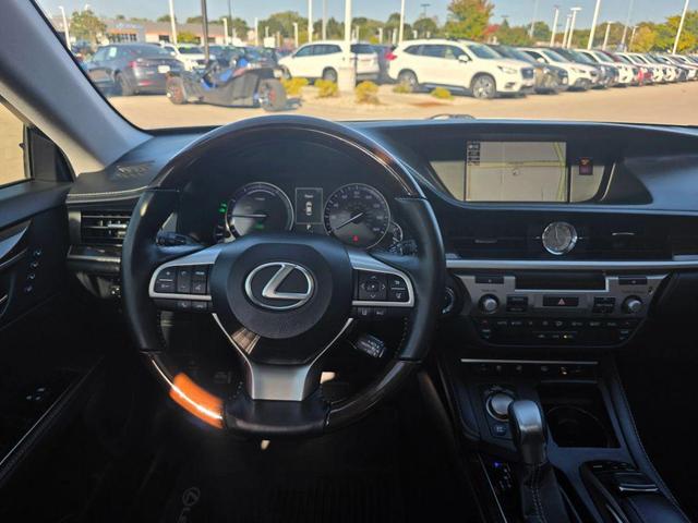 Photo of 2017 Silver Lexus ES 300h