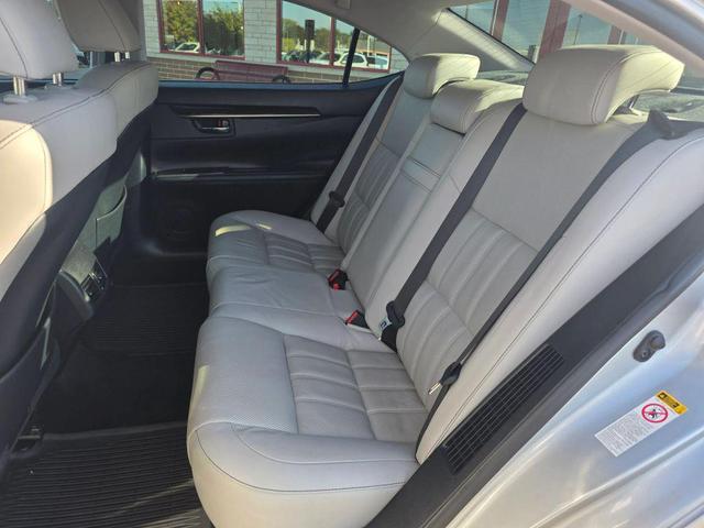 Photo of 2017 Silver Lexus ES 300h