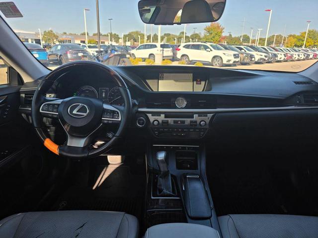Photo of 2017 Silver Lexus ES 300h