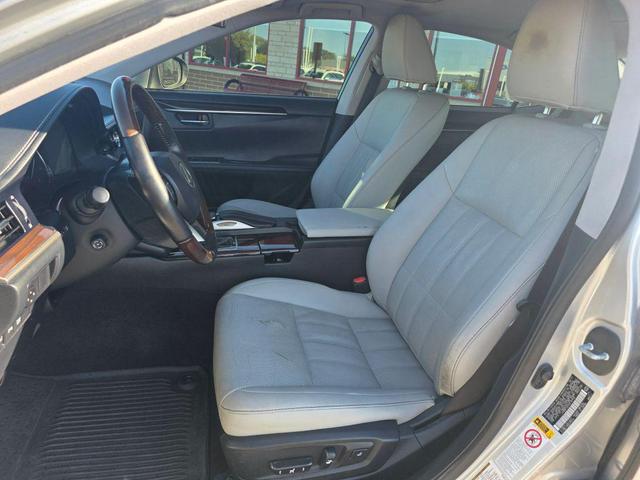 Photo of 2017 Silver Lexus ES 300h