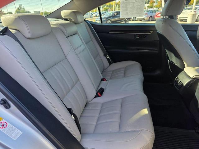 Photo of 2017 Silver Lexus ES 300h
