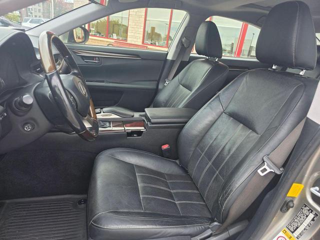 Photo of 2016 Silver Lexus ES 350