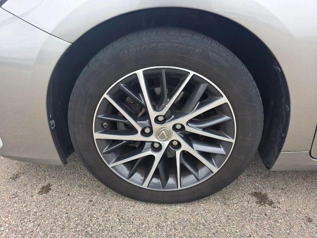 Photo of 2016 Silver Lexus ES 350